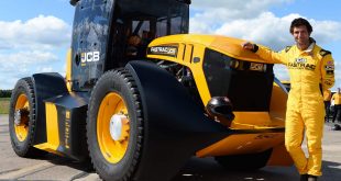 Guy Martin smashes speed record in JCB Fastrac