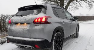 Peugeot-208-driving-n-the-snow
